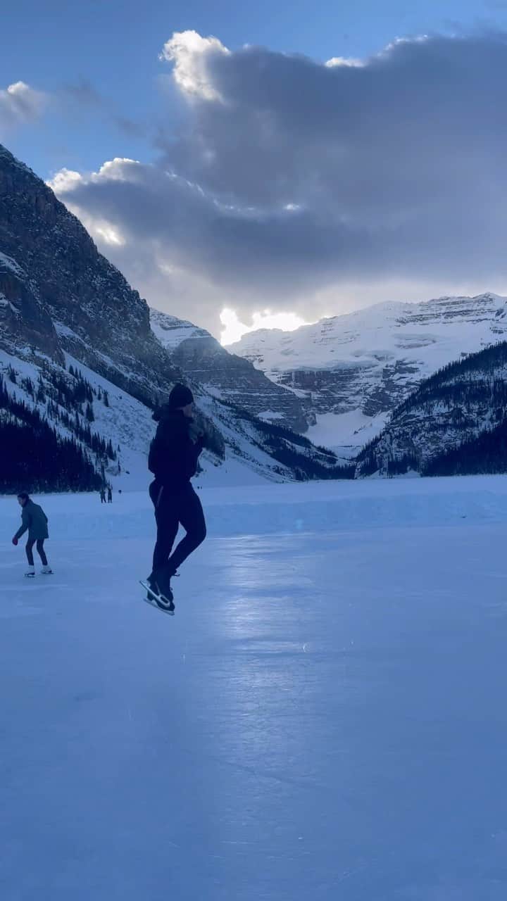 ブライス・シューダックのインスタグラム：「Sunday reset ✌️  Filmed by @paulayer_   #figureskating #sundayfunday #wikdice #lakelouise #banffnationalpark」