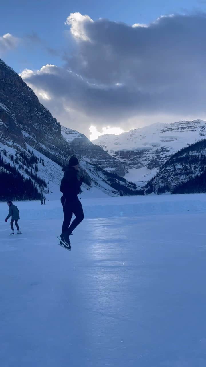 のインスタグラム：「Sunday reset ✌️  Filmed by @paulayer_   #figureskating #sundayfunday #wikdice #lakelouise #banffnationalpark」