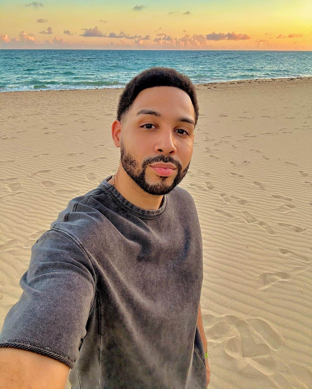 ダーウィンさんのインスタグラム写真 - (ダーウィンInstagram)「Retired ☀️🏝️」8月28日 4時57分 - dawin