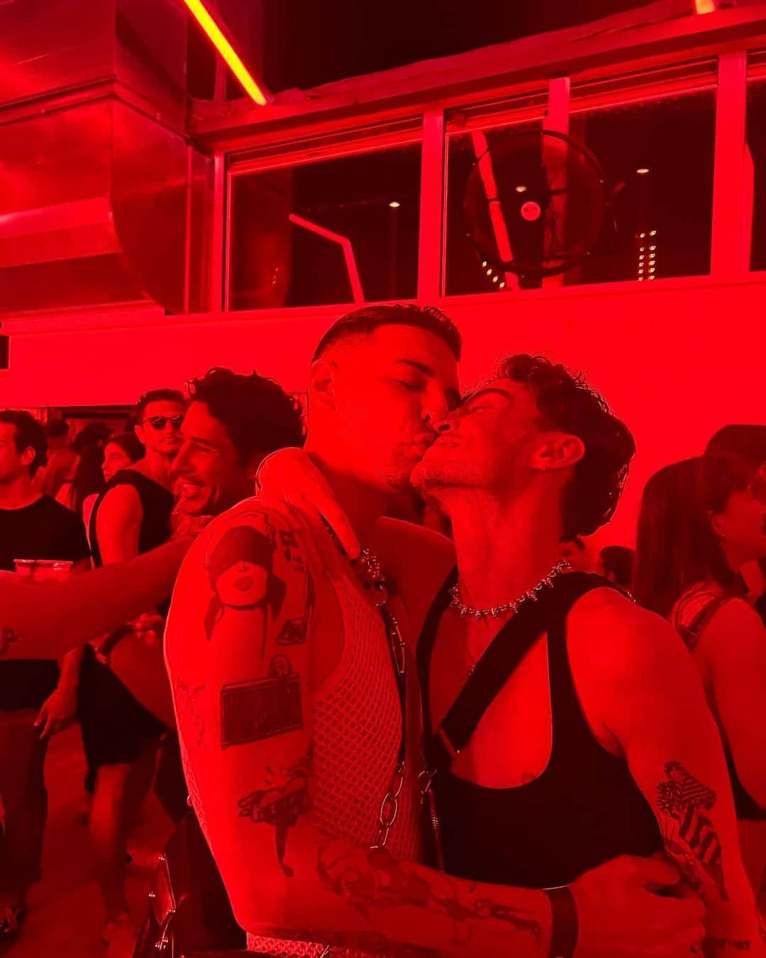 ヴァイオレット・チャチキさんのインスタグラム写真 - (ヴァイオレット・チャチキInstagram)「Okay so Ibiza was wild. Had the most amazing time ever celebrating my best friend @gottmik 🎈 and cannot thank @oneibizasuites for the most stunning accommodations possible. now, back to humble crossdressing ! 💋」8月28日 4時57分 - violetchachki