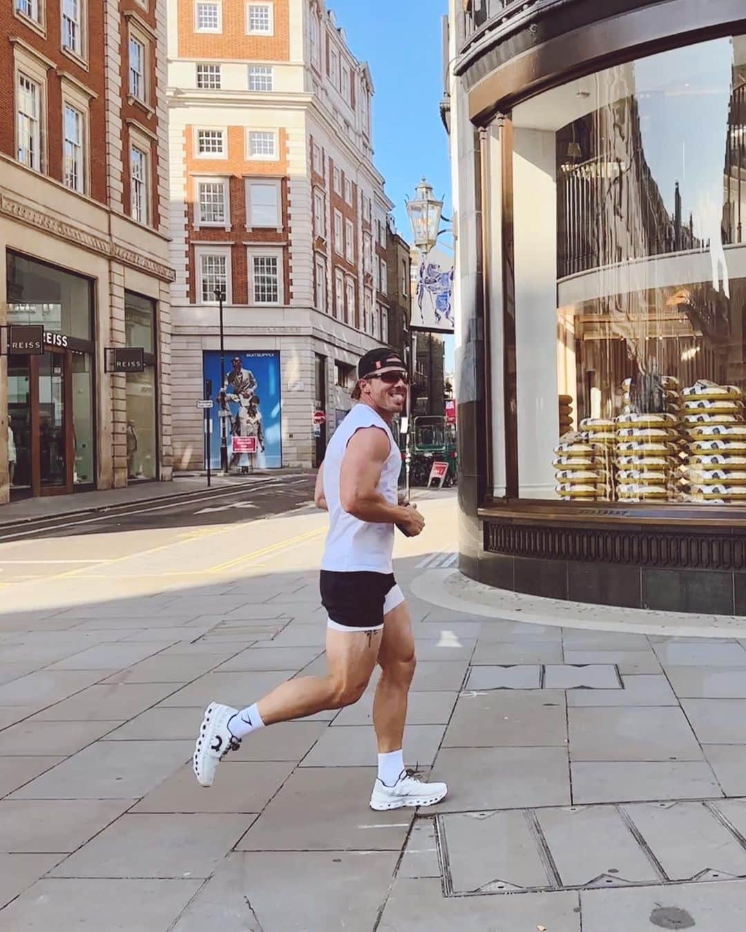 スティーブ・クックさんのインスタグラム写真 - (スティーブ・クックInstagram)「London in good weather is unmatched, It’s simply elite!」8月28日 4時59分 - stevecook