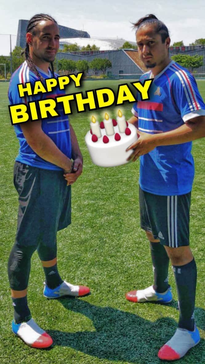 ショーン・ガルニエのインスタグラム：「Happy birthday @andreasfreestyles3 🎂😍 Time flies but this nutmeg never gets old ! You are the best thanks for all this moment together ❤️❤️  #seangarnier #urbanball #freestyle #skills #happybirthday #brother #freestyler #football」