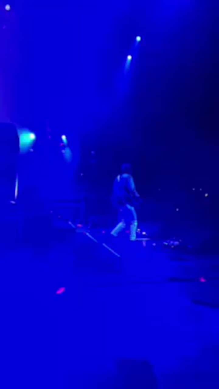 アマンダ・デ・カディネットのインスタグラム：「Strokes Live」