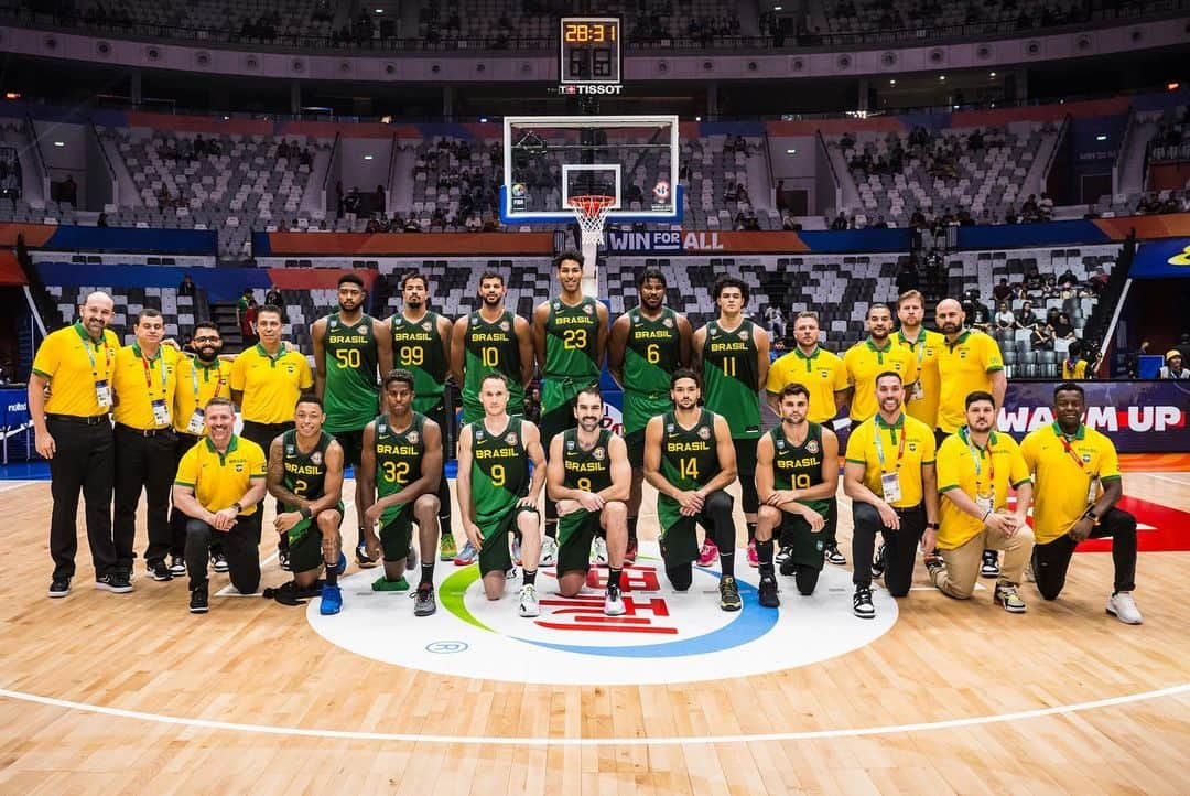 ラウル・ネトさんのインスタグラム写真 - (ラウル・ネトInstagram)「Não tinha outro lugar que eu desejava estar mais do que nesse campeonato mundial com essa seleção brasileira. Quem está do meu lado sabe disso. Uma lesão dessa dói. Mas uma lesão dessa no momento que aconteceu dói ainda mais. Nós atletas vemos lesões graves mas nunca imaginamos que vá acontecer com agente. Difícil encontrar palavras para descrever o sentimento que estou deixando a Indonésia mas o carinho que recebi dos meus companheiros e staff e todas as mensagens de apoio é o que me manteve positivo nesse momento. Estou escrevendo tudo isso do fundo do meu coração e é dele que quero agradecer a todos que rezaram e mandaram energias boas depois do acontecido. Quero agradecer ao apoio da @basquetecbb  e @fiba também.」8月28日 5時20分 - raulneto08