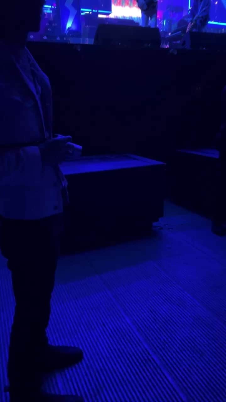 アマンダ・デ・カディネットのインスタグラム：「These videos are for the strokes fans who aren’t in Paris !」