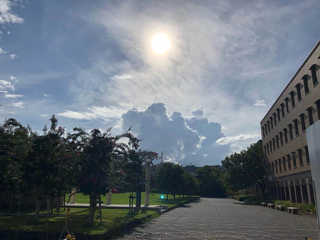 小柳“Cherry”昌法さんのインスタグラム写真 - (小柳“Cherry”昌法Instagram)「危ない！😮 ！見慣れぬ巨人たちが 肩を怒らせて こっちへ向かってくるぞ！！ そんな衝撃的な雲が。😆 昨日のオープンキャンパス終わりで 校舎から出た瞬間の空。🤨 この大きなキャンパスの空という絵は 面白いよねー、いつも違う表情でさ。 今日はどんな表情を見せてくれるのかな？😆 ではおやすみなさい。w 🤟 #小柳Cherry昌法 #drummer_cherry #ドラマー」8月28日 5時25分 - cherry_drummer