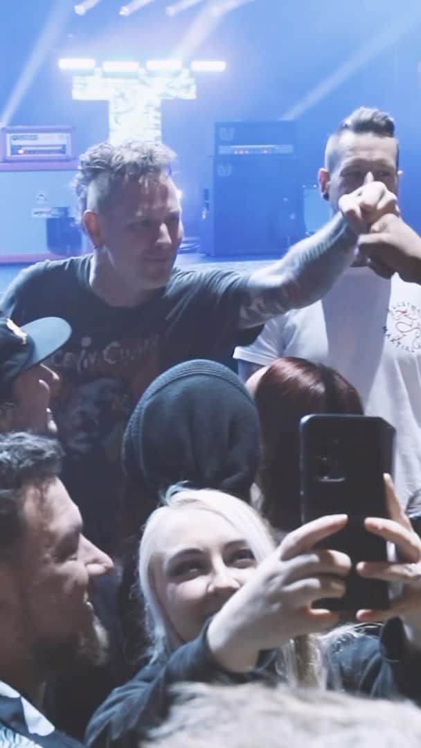 のインスタグラム：「A little look into the VIP experience for the CMF2 tour! Acoustic performances, pre-stage warmups, and awesome interactions.   Can’t wait to meet you all at the rest of these shows.  🎥: @stubs_dsm」