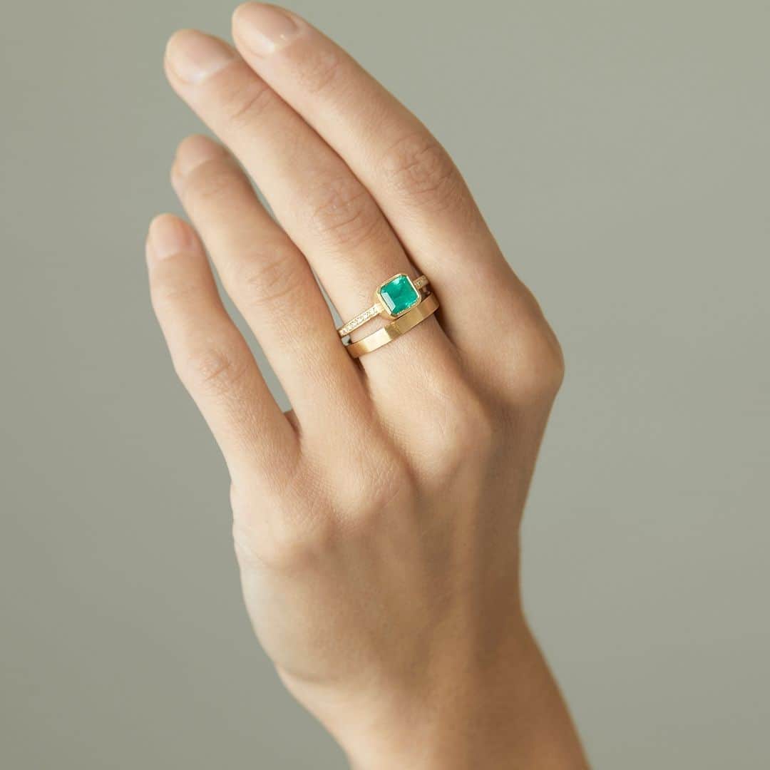 サトミ カワキタのインスタグラム：「Our lush, 1.49 Carat One-of-a-Kind Emerald and Diamond Ring」