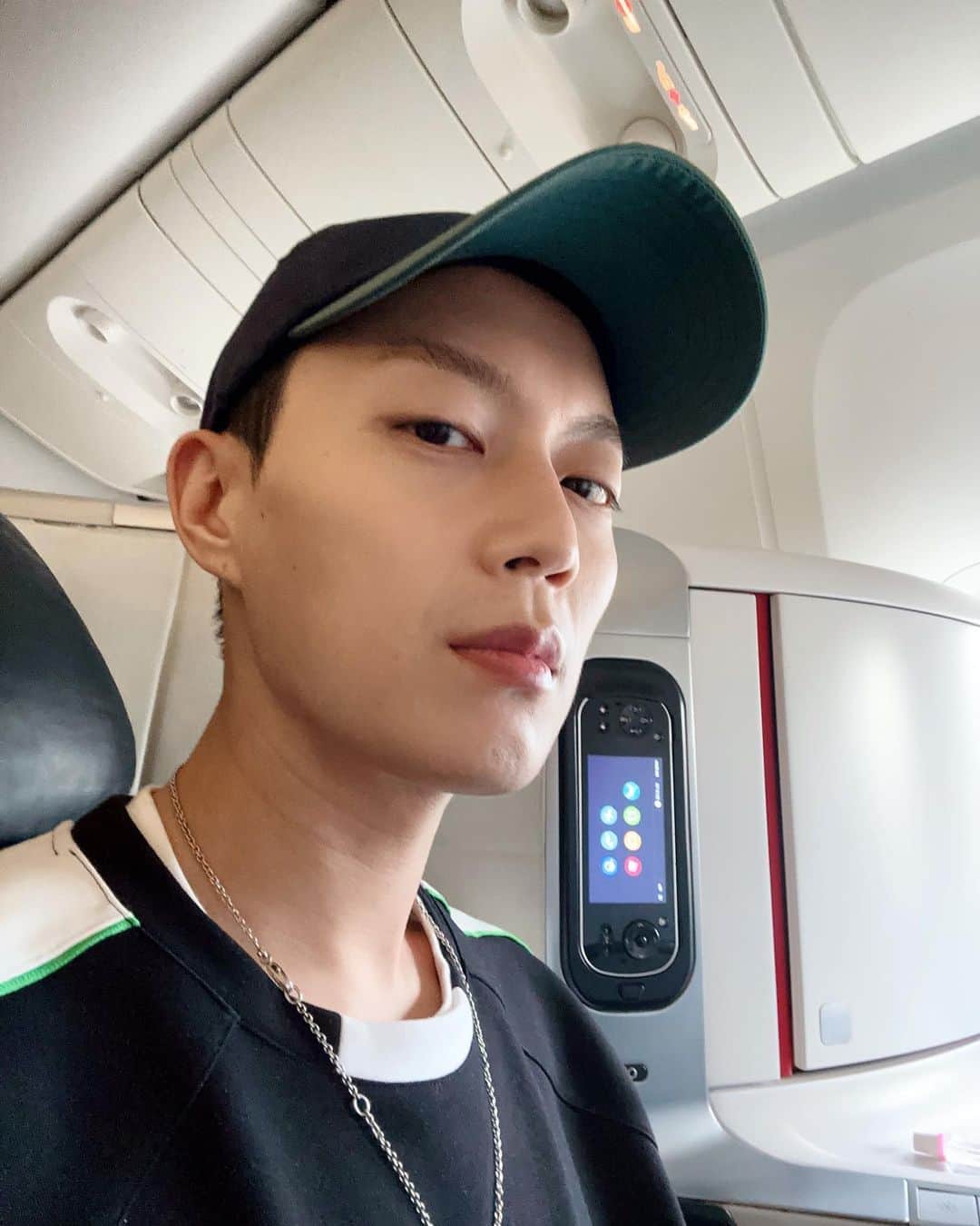ユン・ドゥジュンのインスタグラム：「이태리는 11시가 넘었네요! 자고 일어나면 까먹을거같아서 지금 미리 인사드려요!! 한국 날씨는 어떨지 더위 조심하고 비 조심하고 한 주 동안 또 화이팅입니다👍👍」