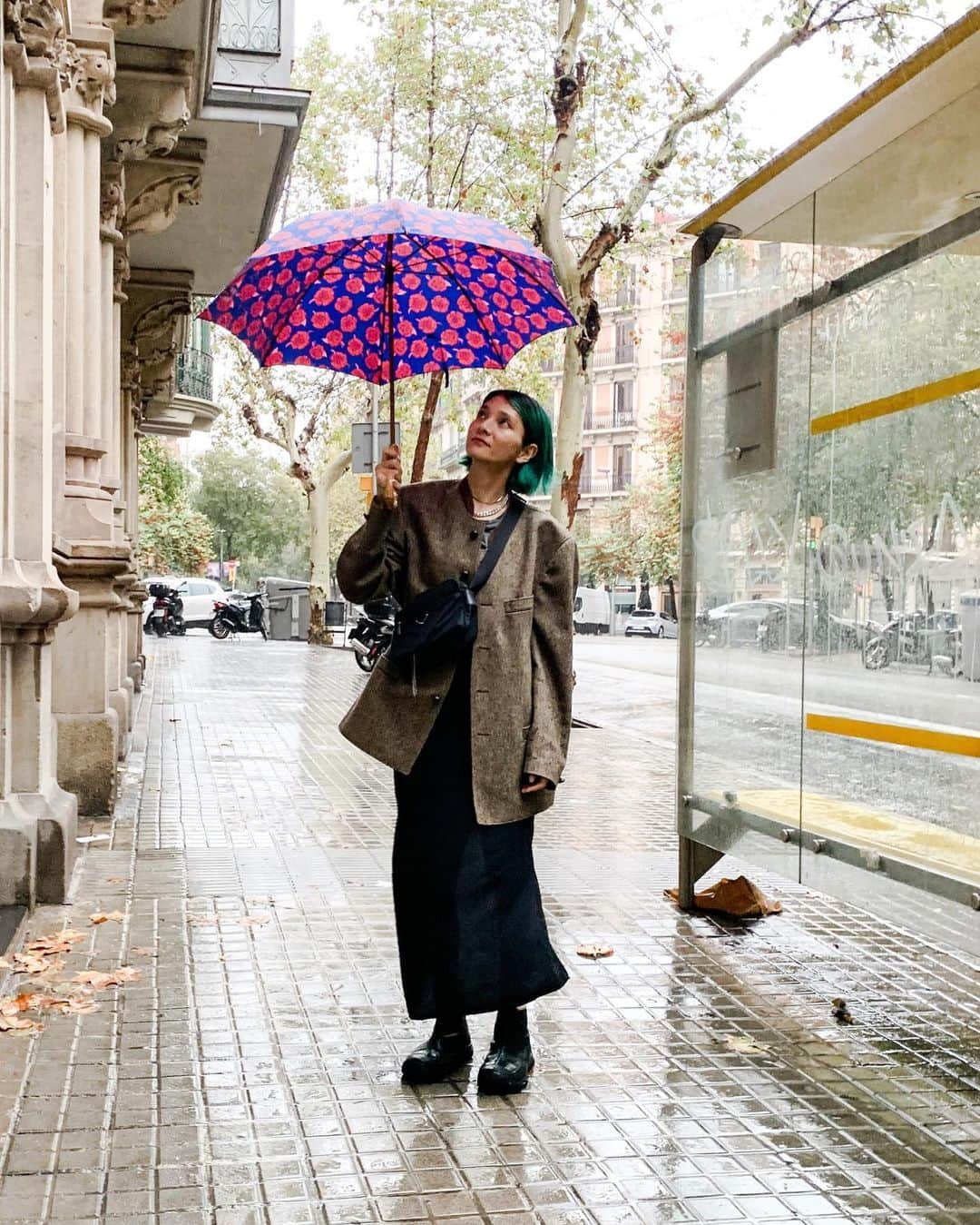 米田有希のインスタグラム：「今日は雨でめちゃくちゃ寒くてジャケットにブーツという装いでした☔️ @sforshoko の傘のおかげで雨の日だけど外出が楽しみに❤️  明日はまた30度くらいまで上がるみたい… 気温差がヤバイ！」