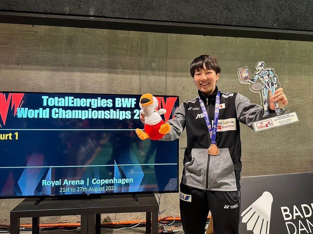 山口茜のインスタグラム：「..  World Championships 2023 Copenhagen🇩🇰  3位でした🥉  たくさんの応援、サポートありがとうございました！  勝ったら嬉しい、負けたら悔しい。 に決まっている。 それだけでは無いのもまた確か。  また頑張ります！  Thank you for your support🇯🇵🇩🇰🌏  #パワー」