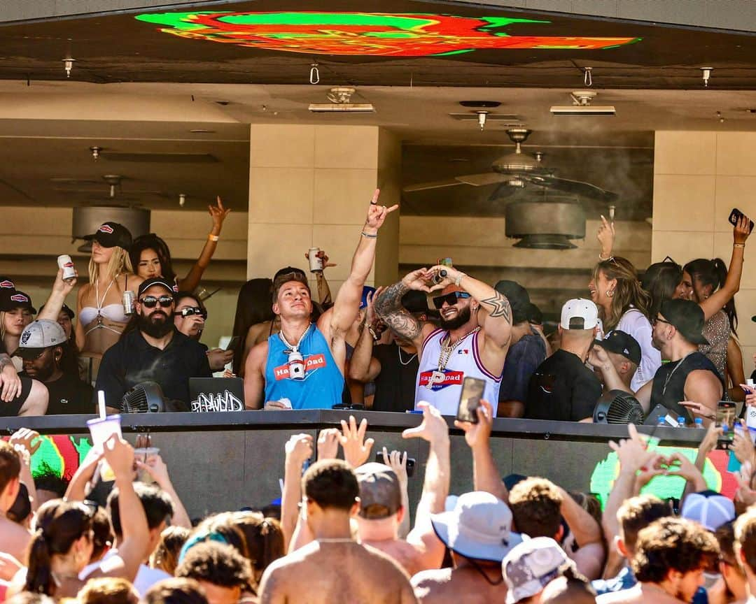 Pauly Dさんのインスタグラム写真 - (Pauly DInstagram)「Sending It With The @nelkboys 🚀  📸 @agile_lens」8月28日 6時14分 - djpaulyd