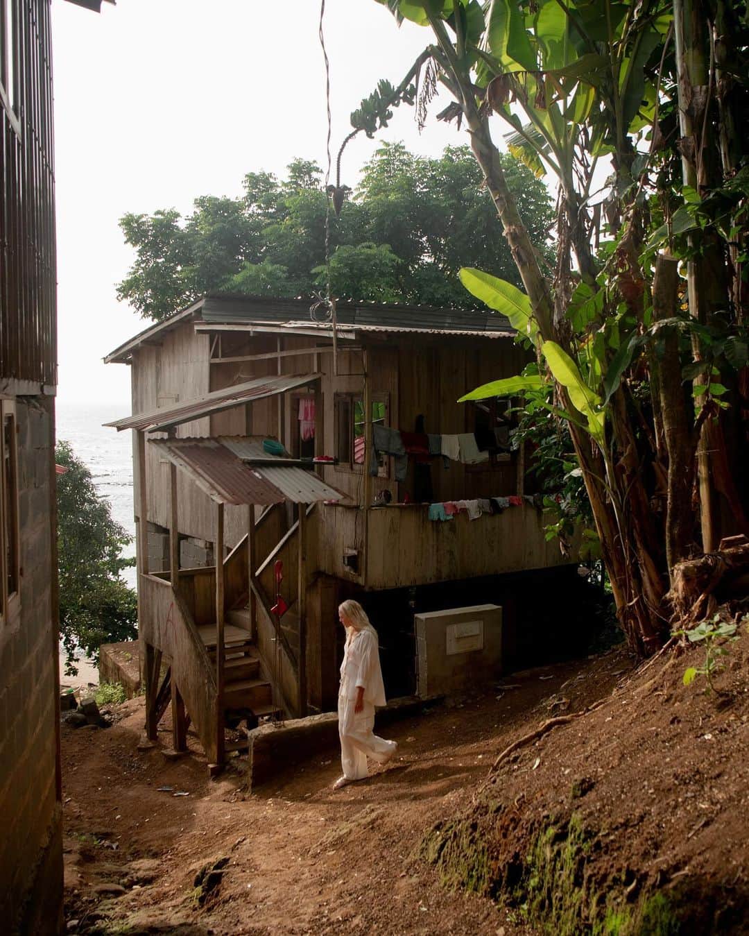 ローラ・エンバーさんのインスタグラム写真 - (ローラ・エンバーInstagram)「São Tomé by @woodygphoto @billabongwomens ❤️‍🔥 Know The Feeling Ep 07 out now (link in bio)」8月28日 6時23分 - lauraenever