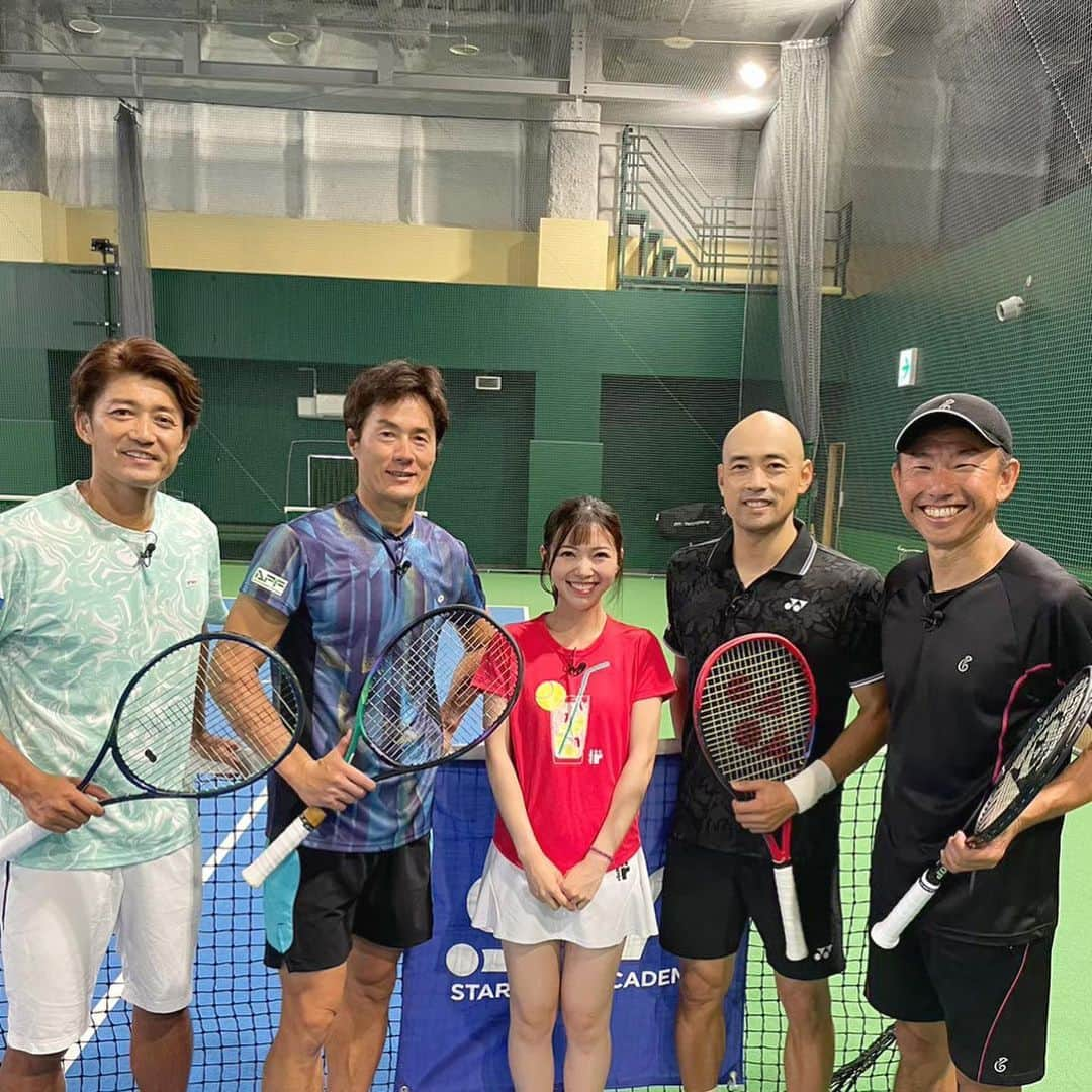 川又智菜美のインスタグラム：「ダブルスの神々たちの試合が配信開始！🎾 こちらのスタテニ試合企画でMCしています🎤 ⁡ 1試合目は 岩渕聡さん＆鈴木貴男さん VS 松井俊英さん＆小野田倫久さん ⁡ 全ての組み合わせで試合したのですが、 どれも見応えたっぷりでした…！ ⁡ そして何が良いって4人の同世代トークの空気感🥳✨ レジェンドたちがはしゃいでる様子に 頬がゆるみっぱなしに😂 トーク回も必見です👀 　 #テニス #テニス女子 #tennis #スタテニ ⁡ #テニスラケット #テニスウェア #テニスタグラム  #テニスプレイヤー #テニス好きな人と繋がりたい #テニス好き #tennisgirl #tennislove #테니스 #테니스치는여자 #スポーツ女子 #테니스레슨 #테니스연습 #테니스치는여자 #테니스웨어 #테니스룩 #tenniscourt #tennislife #テニスウェア着てみました」