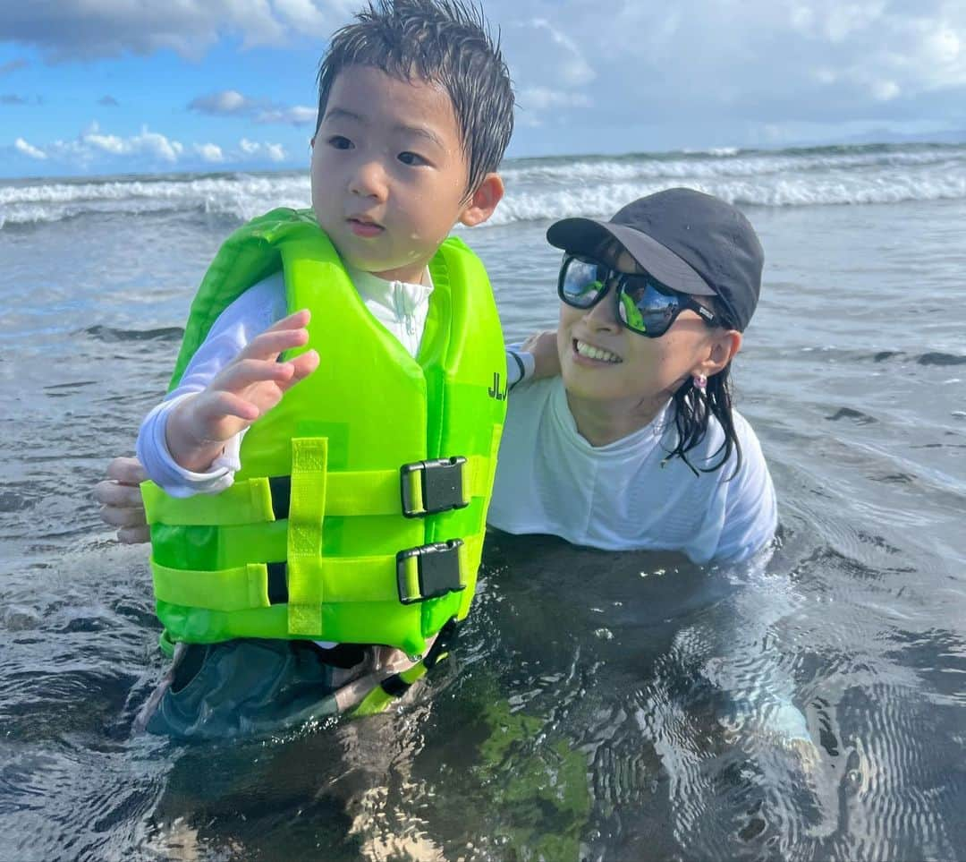 星野涼子さんのインスタグラム写真 - (星野涼子Instagram)「３週間の実家での夏休みがいよいよ終わり。  さみしいなぁ。 終わりがあるから特別になるのよね。 寂しいと思えるのは幸せだったからだね✨  #夏の思い出 #帰省　#夏休み　#大人の夏休み　#寂しい #幸せ　#海　#プール　#マリオカート　#水塗り絵　#ライフジャケット　#海水浴　#男の子ママ　#summer #vacation #happy #mario #여름 #아들 #아들맘 #아들스타그램 #행복　#夏の決心　#大江千里」8月28日 6時31分 - ryoko.hoshino