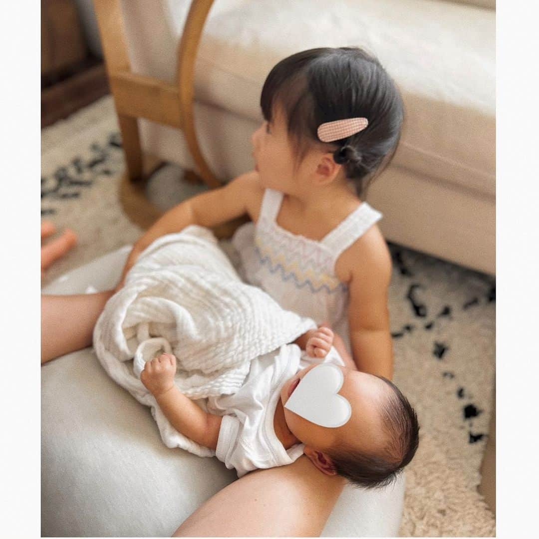 i_am_romikoさんのインスタグラム写真 - (i_am_romikoInstagram)「ママになりたいお姉ちゃん👧👧 #姉妹#2歳差姉妹 #赤ちゃん#子育てママ#育児絵日記#子育てぐらむ#2歳7ヶ月女の子 #育児絵日記 #新生児#赤ちゃんのいる生活」8月28日 6時34分 - i_am_romiko