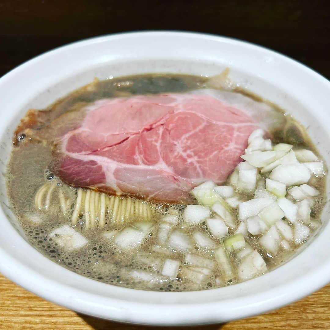 今成夢人のインスタグラム：「NIBOSHIMANIAのラーメン、美味しい。見た目はドロっとしているけどスープの喉越しがあっさりしていて、ガツンと煮干しの風味、味わい。創作ラーメン的なニュアンスとまとまりもあり。和え玉も絡めて満足度が凄いです #NIBOSHIMANIA」