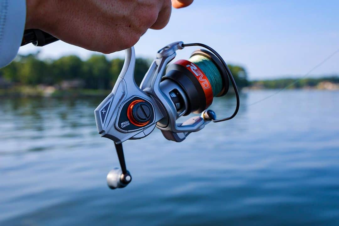 アブガルシアさんのインスタグラム写真 - (アブガルシアInstagram)「Breaking PBs, not the bank. The Revo X spinning reel brings reliability and performance to the water in a big way. A Carbon Matrix drag, V-rotor design, and AM-G fully machined gear system all work together to make this reel a must-have in your spinning arsenal🔥   #abugarcia #fishtowin #fishing #bassfishing #revox」8月28日 6時44分 - abugarcia_fishing