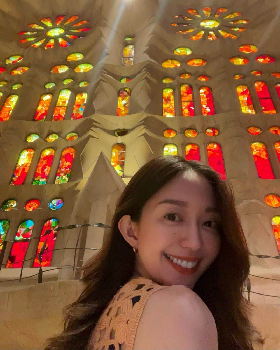 松島花のインスタグラム：「: おはようございます♡ 月曜の花 in Barcelona🇪🇸 サクラダファミリアからお届けです。 11年振り2回目のバルセロナ😊 前々から計画していた今回の旅行✈️ ずっと楽しみにしていました🌹 一生懸命トレーニングしてきた時間が 無駄になってもいいくらい食べまくる 意気込みで参上しましたが💃🏻笑 食べた分たーくさん歩き回っています👌🏻 今日はあいにくの雨でしたが...🌦️ 気候も人も暖かくて🫶🏻やっぱり スペイン好きだな〜と実感中です🥰 : 日本時間、月曜早朝から浮かれた写真を アップしますが、お許しください🍷 今週もがんばりましょう♡ #monday #月曜の花 #Barcelona #今週もよろしくお願いします」