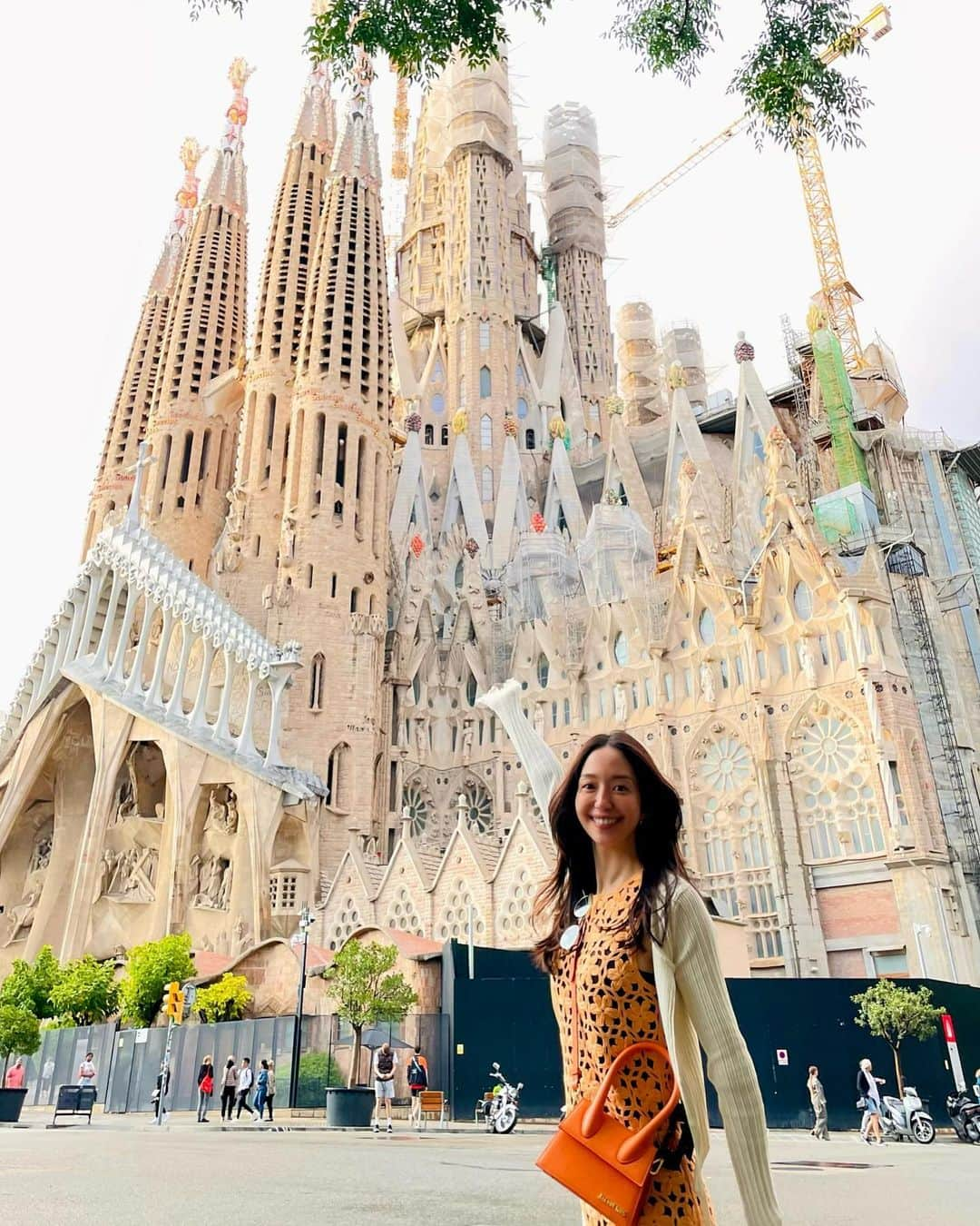 松島花さんのインスタグラム写真 - (松島花Instagram)「: おはようございます♡ 月曜の花 in Barcelona🇪🇸 サクラダファミリアからお届けです。 11年振り2回目のバルセロナ😊 前々から計画していた今回の旅行✈️ ずっと楽しみにしていました🌹 一生懸命トレーニングしてきた時間が 無駄になってもいいくらい食べまくる 意気込みで参上しましたが💃🏻笑 食べた分たーくさん歩き回っています👌🏻 今日はあいにくの雨でしたが...🌦️ 気候も人も暖かくて🫶🏻やっぱり スペイン好きだな〜と実感中です🥰 : 日本時間、月曜早朝から浮かれた写真を アップしますが、お許しください🍷 今週もがんばりましょう♡ #monday #月曜の花 #Barcelona #今週もよろしくお願いします」8月28日 6時46分 - hana_matsushima_official