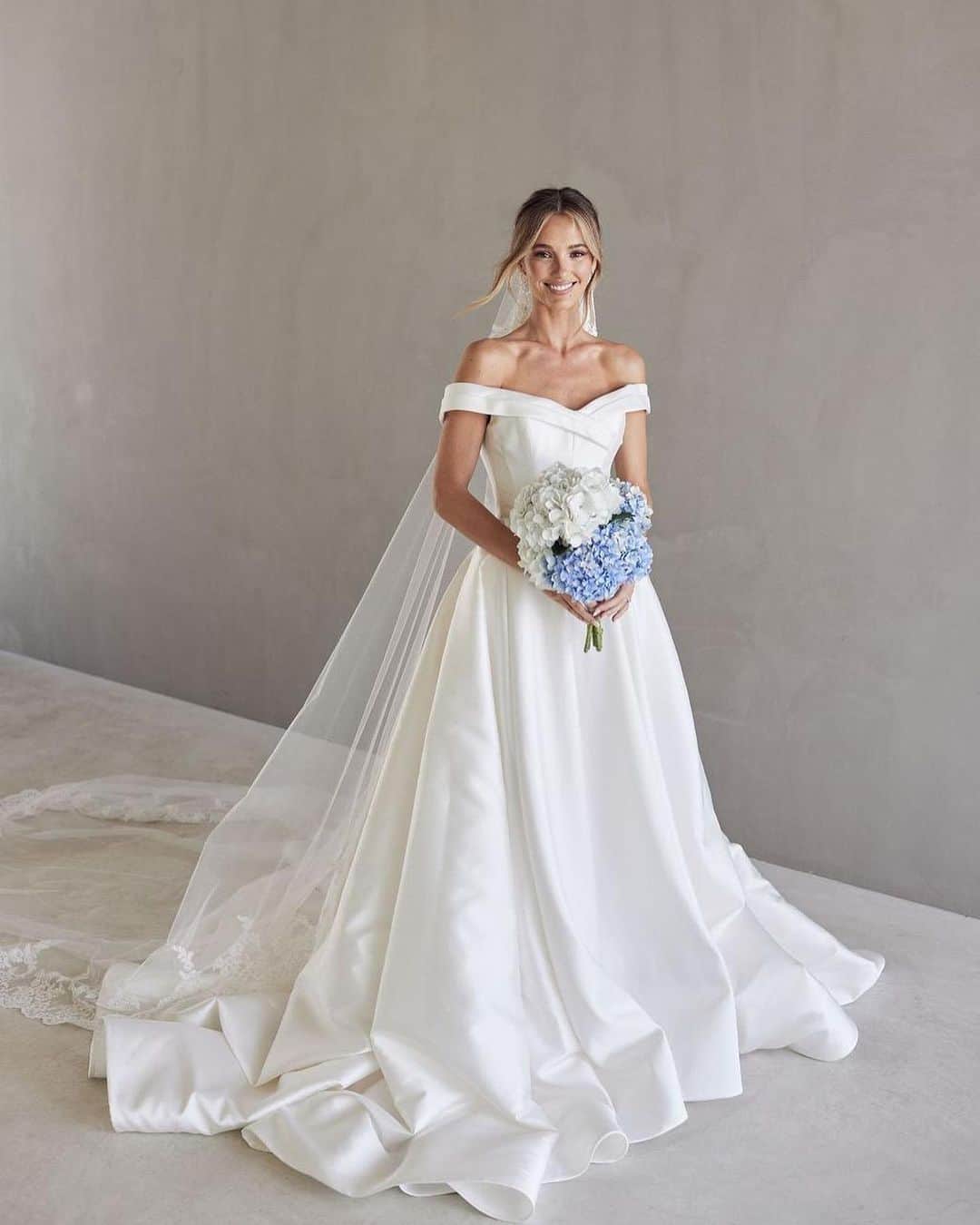 Steven Khalilのインスタグラム：「Our beautiful custom couture bride @brookehogan captured by @lostinlove_photography ⠀⠀⠀⠀⠀⠀⠀⠀⠀ #stevenkhalil #stevenkhalilbride #weddinggown #bridal」