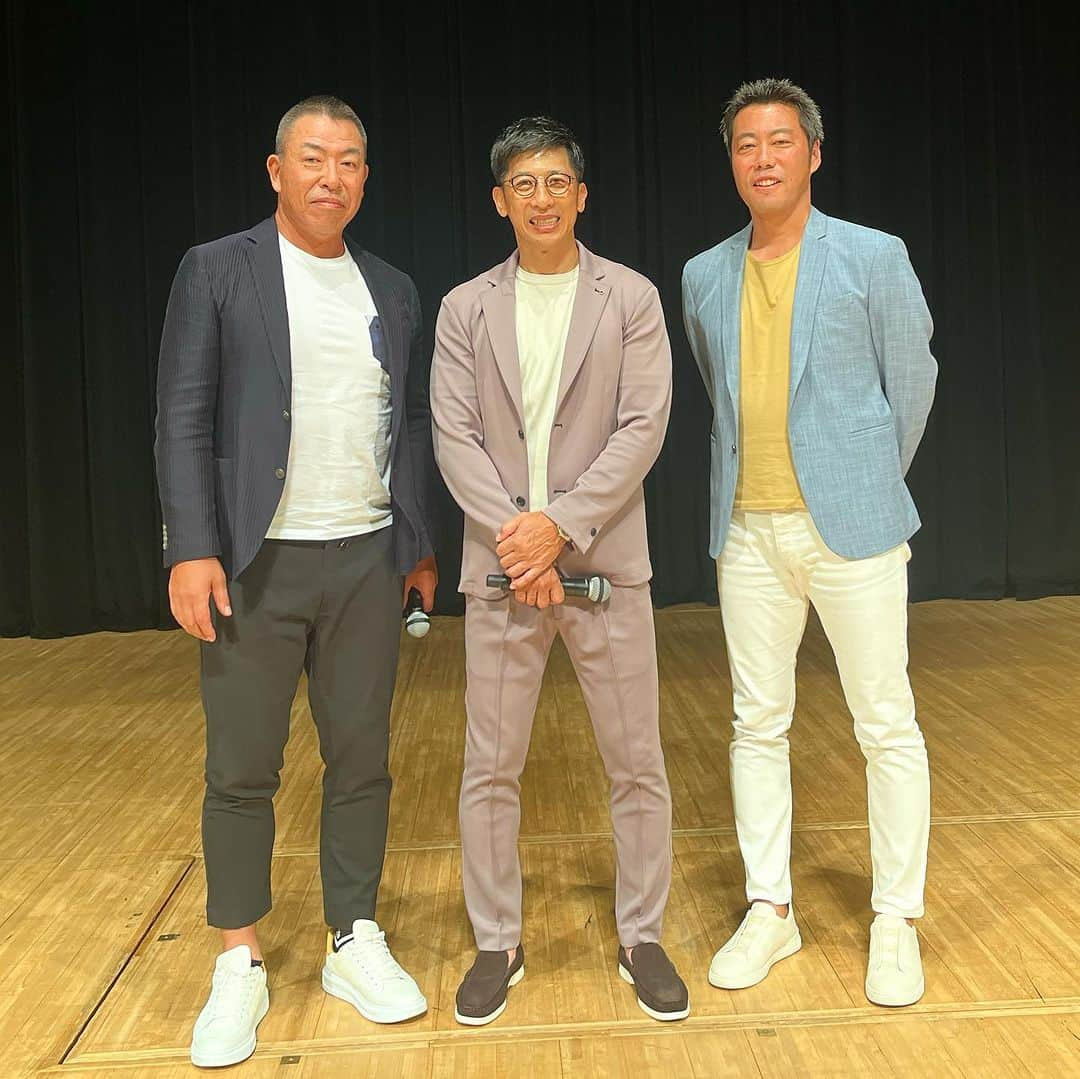 矢野燿大のインスタグラム：「・ 矢野ファイル2023東京公演⚾️  井上一樹さん、上原浩治さんを ゲストにお迎えして無事終わりました😄  初めてイベントに来られた方もたくさんで、 皆様の温かさに感動いたしました✨  安定感抜群の一樹さんの話し。 メジャーの話など色んな話をしてくださった 上原浩治さん😄( @koji19uehara )  そして、 ご参加いただいたファンの皆様。 運営スタッフの皆様。  本当にありがとうございました！ 楽しかったです😄  by ヤノマネ  #矢野ファイル2023 #モストプランニング主催 #葛飾シンフォニーヒルズモーツァルトホール  #トークLIVE #矢野燿大 #井上一樹 さん #上原浩治 さん」