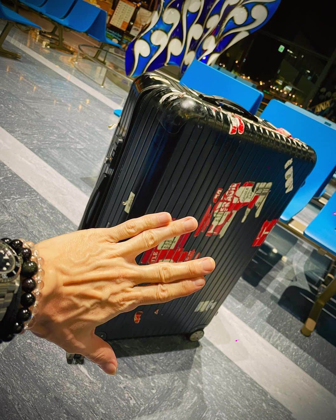 SUGIZOさんのインスタグラム写真 - (SUGIZOInstagram)「本当に久々な(パンデミック以来初の)オフでの海外への旅。 長く愛用している戦友のようなRIMOWA🥹」8月28日 6時51分 - sugizo_official