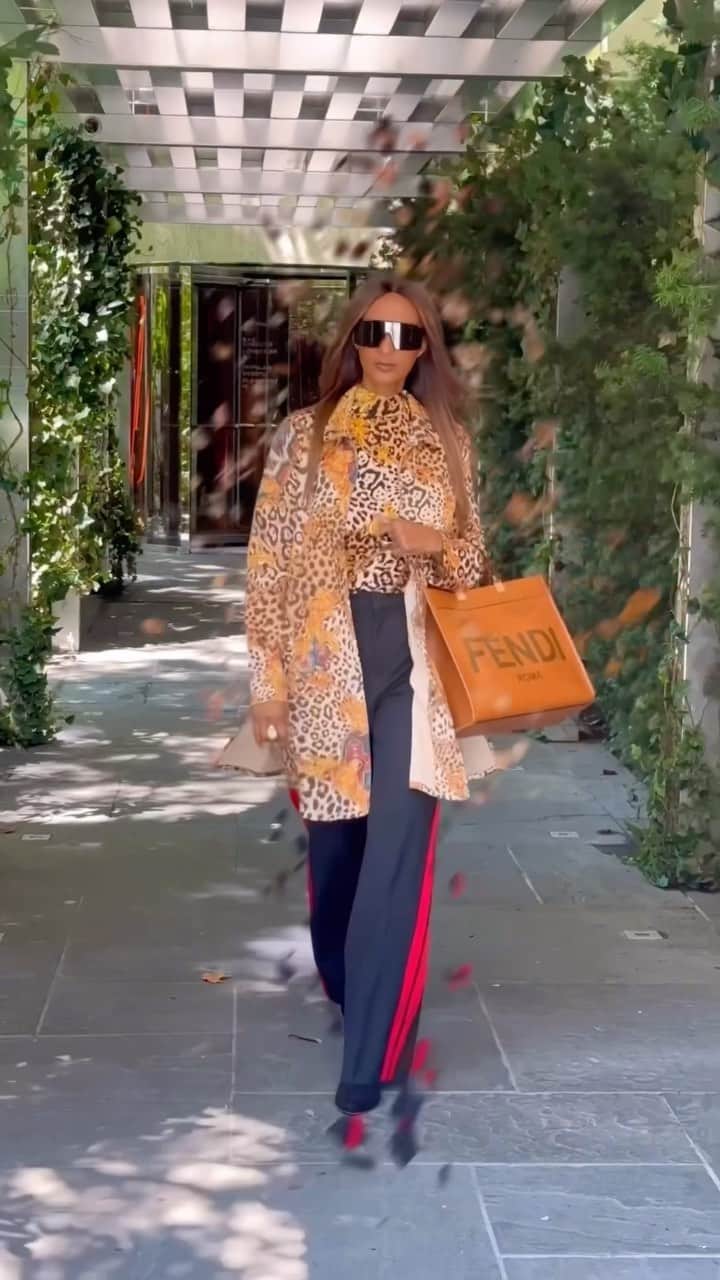 イマン・アブドゥルマジドのインスタグラム：「Join me LIVE today from 10pm-Midnight EST to shop the new drop @imanglobalchic!  Exclusively on @HSN & HSN.com. Link in bio!  #IMANGlobalChic」