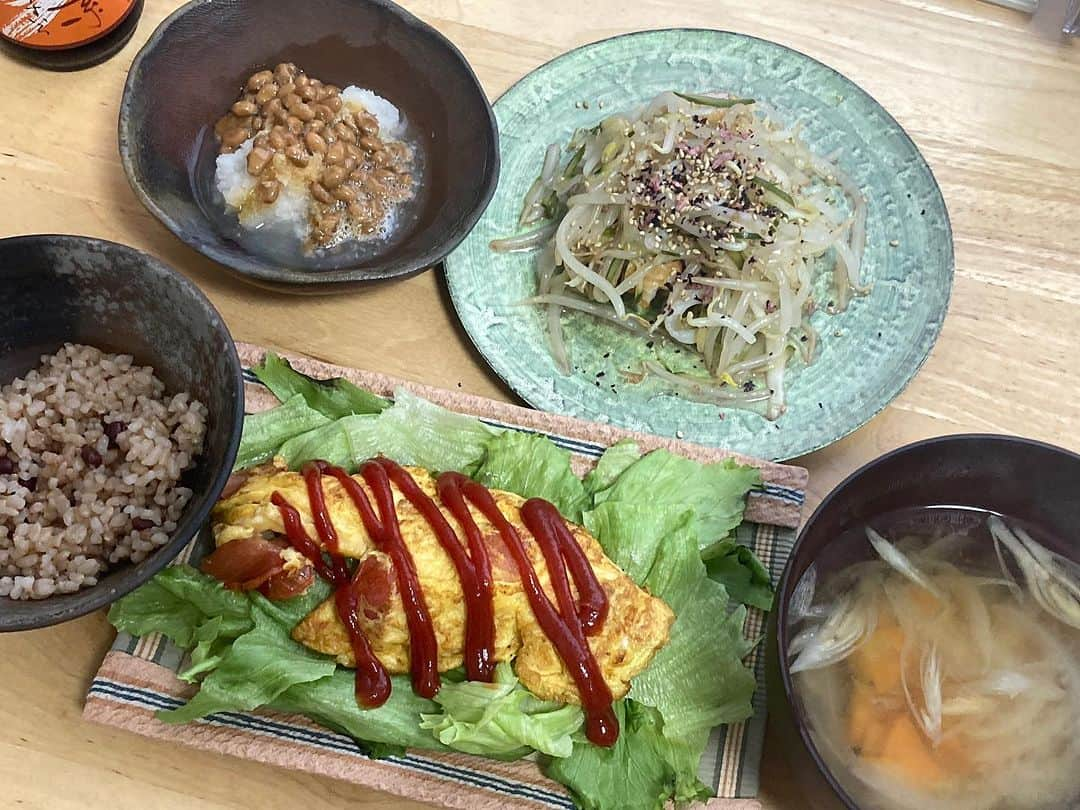 柳家さん生さんのインスタグラム写真 - (柳家さん生Instagram)「8/28長屋の朝ご飯 トマトオムレツ もやしナムル おろし納豆 味噌汁(人参、玉ねぎ、茗荷) 玄米あずきご飯🍚」8月28日 6時59分 - waraiguma1957