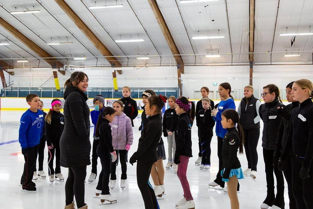 ケイトリン・オズモンドのインスタグラム：「Thank you Mission Skating Club for having me last week! Such a joy seeing so many eager, passionate, and excited athletes!  • Huge thank you to Ellen Nguyen Photography for capturing some great moments!  @missionskatingclub @ellennguyen_photos @jackson.ultima #figureskating」