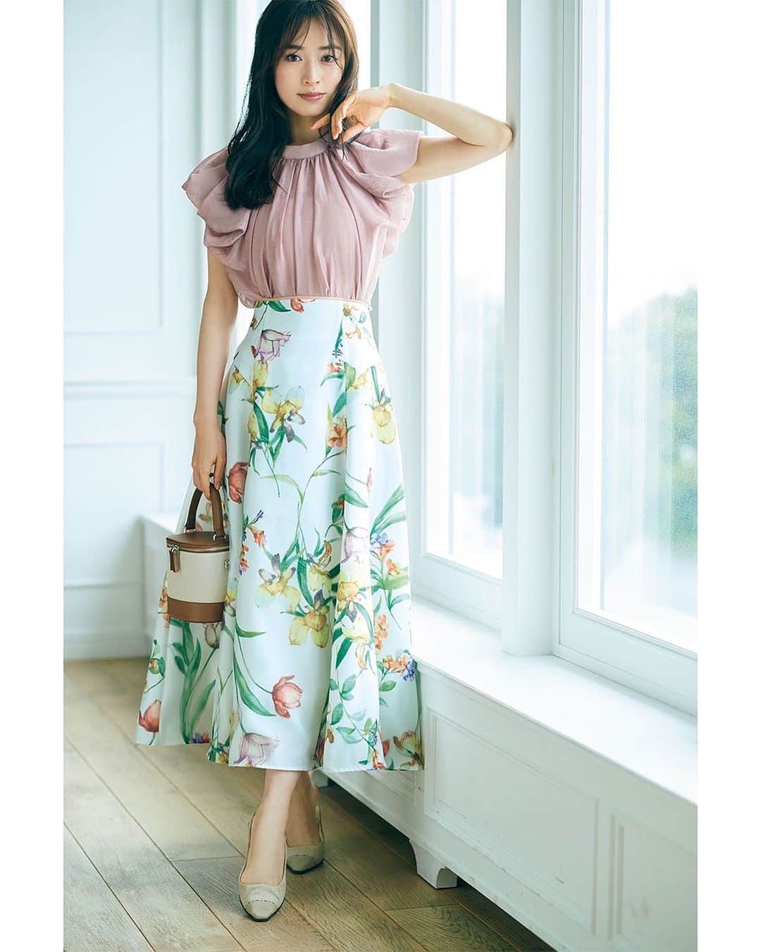 美人百花さんのインスタグラム写真 - (美人百花Instagram)「8月28日《毎日レディコーデ》このコーデにときめいたら💐をください✨  8月最後の1週間✨ 華やかな花柄スカートで気分をあげてスタートしましょ😊  アイテムの詳細はこちら🌸  ブラウス¥9,900 #Noëla  スカート¥22,000 #アプワイザーリッシェ バッグ¥3,690 #神戸レタス  靴¥9,900 #RANDA  ☑️みんなのレディコーデ みなさんの今日のコーデを #みんなのレディコーデ をつけて投稿してください💖 素敵なコーデは、美人百花webサイト「美人百花.com」に掲載させていただきます。  #美人百花 #毎日レディコーデ #アラサーコーデ #フェミニンコーデ #美人百花コーデ #フェミニン好きと繋がりたい　 #泉里香 さん #泉里香OL #通勤コーデ #花柄スカート  #清楚コーデ」8月28日 7時00分 - bijinhyakka