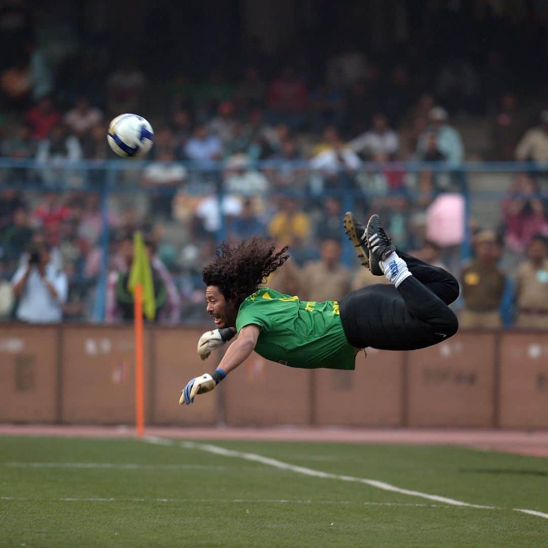 FIFAワールドカップさんのインスタグラム写真 - (FIFAワールドカップInstagram)「Rene Higuita did it his way. 🦂  @FCFSeleccionCol #HBD」8月28日 7時13分 - fifaworldcup