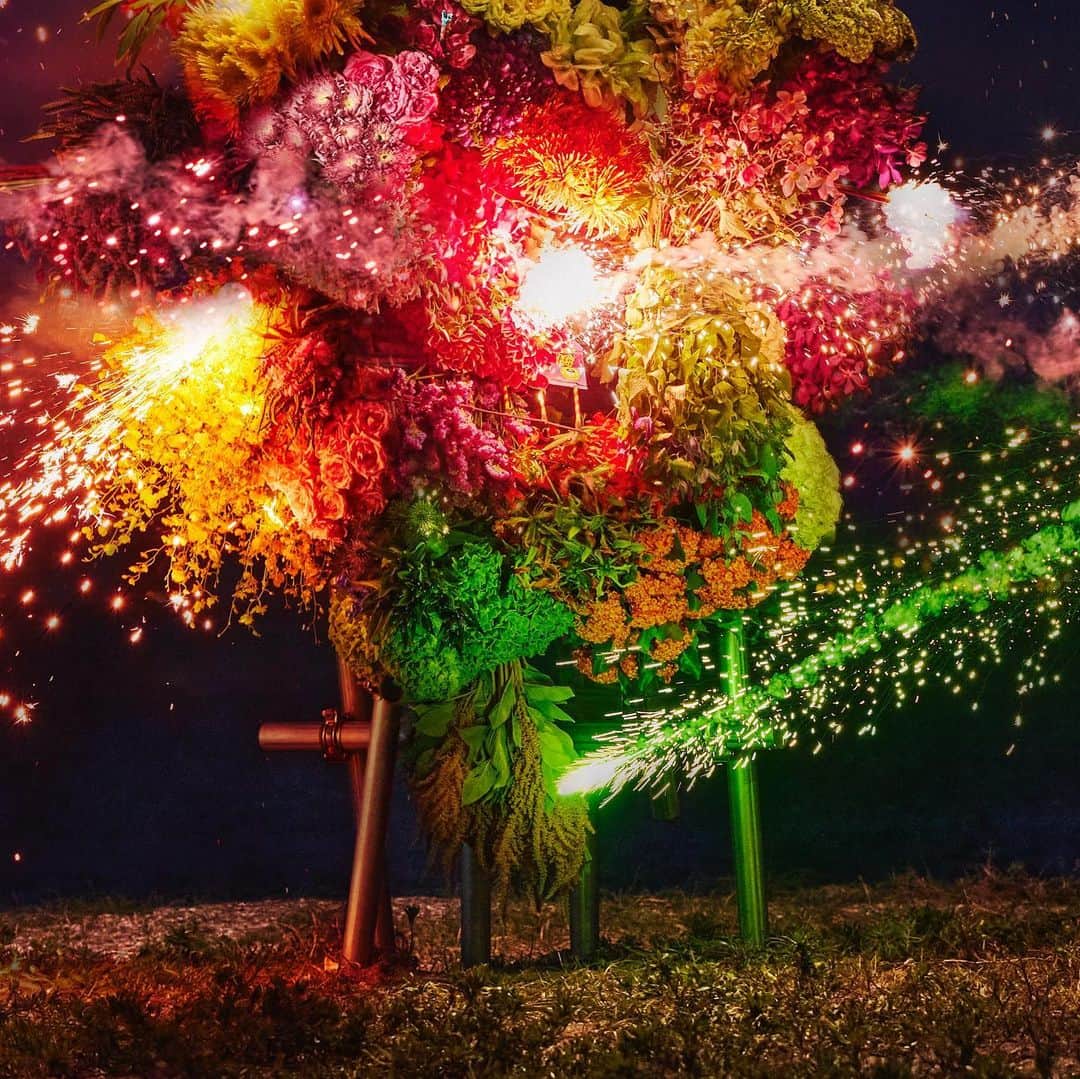 東信さんのインスタグラム写真 - (東信Instagram)「Botanical Sculpture “HANABI”  Date : August, 2023 Location: Japan  #azumamakoto  #shiinokishunsuke  #amkk #東信 #東信花樹研究所 #botanicalsculpture #hanabi #花火」8月28日 7時22分 - azumamakoto