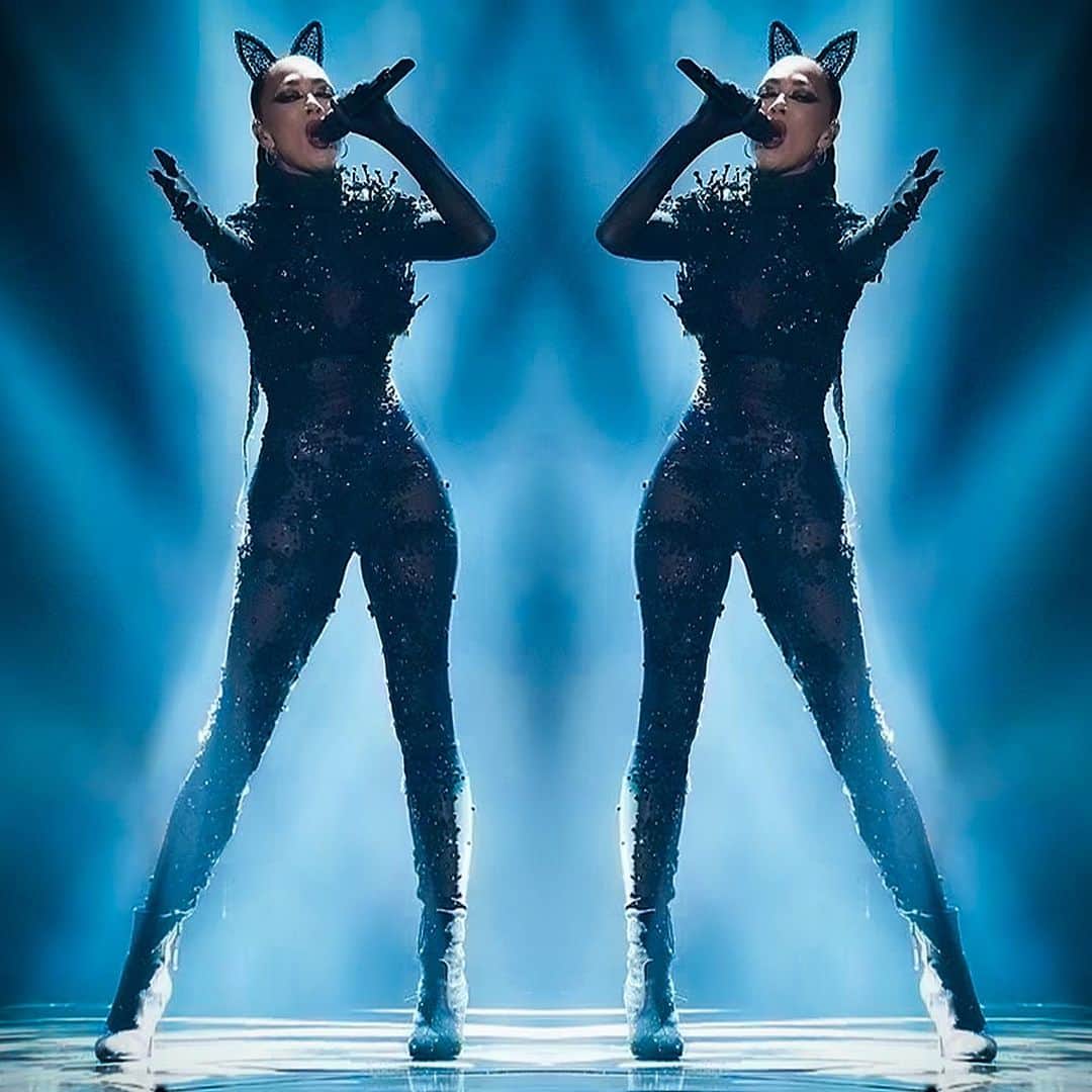 ジュリアンマクドナルドのインスタグラム：「The incredibly talented and wonderful @nicolescherzinger wearing a bespoke #JULIENMACDONALD couture jumpsuit encrusted with thousands of @swarovski crystals for the Masked Singer opening performance on @foxtv   Thank you Nicole for your continued support through out the years. Love you, Julien xx  Hair: @robsalty Make up: @miyakemakeup Styled by @highheelprncess」