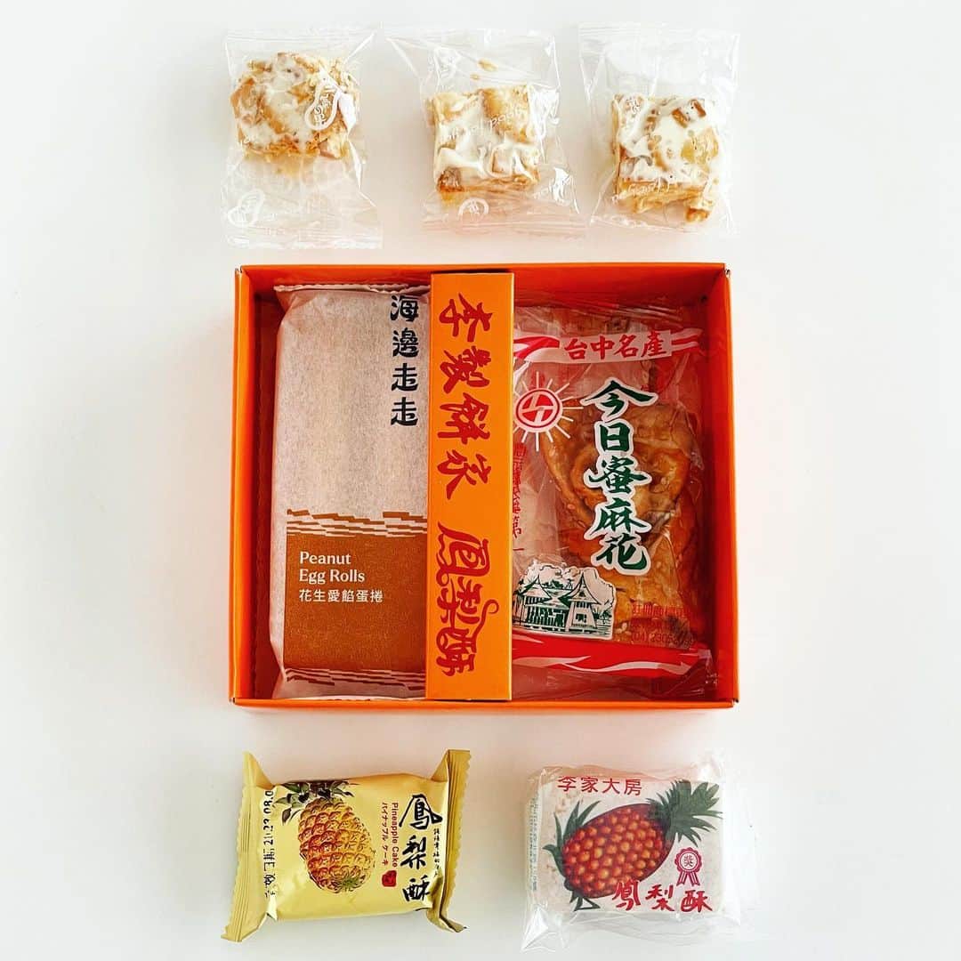 福田里香さんのインスタグラム写真 - (福田里香Instagram)「🇹🇼夢の台湾菓子詰合せ🫖 蓋を開けたら、ん？🤍！となった。 "私的"名店銘菓の詰め合わせです。 しかも２段になってました。 #包装までが製菓です  #food_striptease   🍍老舗名店2軒のパイナップルケーキ  🥜「海邊走走」ピーナッツエッグロール  ∴∵台中銘菓の揚げ菓•今日蜜麻花  🍬包み紙に日本語で「元気の菓」と 書いてある「雪花餅」は「你好我好」の ドライフルーツ入りのヌガー菓子 。 @nihaowohaostore  ちょっとずつ全部食べたい欲が 満たされる、センスのよい詰め合わせ。 かわいいうえに、お茶に合う。 鹽水意麵が別添えされてた（号泣）。  内田真美さん @muccida ありがとうございます。   #包装までが製菓です #海邊走走 #李家大房 #你好我好  #今日蜜麻花 #鳳梨酥 #佳徳糕餅  #鹽水意麵」8月28日 7時37分 - riccafukuda