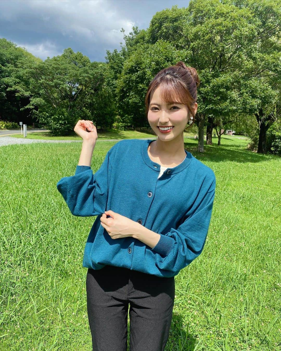 山下七子のインスタグラム：「おはようございます☀️ 8月ラストの今週も一週間頑張っていきましょう！！  アサデス。KBCの中で放送されているゆめタウンさんのインフォマーシャルチェックしていただけましたか？✨  今回もSHUKAのお衣装♪ 先日店舗にお邪魔したのですが毎月着用させて頂いているお洋服の他にもおしゃれでなおかつ年齢問わず使いやすいアイテムばかりで😳😳✨  そんなSHUKAのアイテムで組んだ 今回のテーマは季節を先取り!秋カラーコーデ🍂  👚トップス サマミエ ニットクルーカーディガン  税込4,290円 👖ボトムス BE EASY STRテーパーP  税込 3,630円  カーディガンは生地がモチモチで触り心地抜群なのです🌱そして秋服を着るか夏服を着るか迷う時期になった時に嬉しいタンクトップの上からでもチクチクしないんです☺️ またボタンをしめてプルオーバーとしても 着られるので3通りの着方が出来ます✌🏻 ボトムスも合わせるアイテムによって 綺麗めにもカジュアルにも着こなせそうです✨  zehiの今月のおすすめ商品 「16穀米ご飯を使った自社製豆腐バーグ重」も栄養満点で彩りがとても良くてとっても美味しそうでした✨🤤🥦  また来月もお楽しみに〜✨  #ゆめタウン#ゆめタウンオリジナルブランド#zehi#SHUKA#カーディガン#タンクトップ#綺麗めパンツ#秋コーデ#お団子ヘアアレンジ」