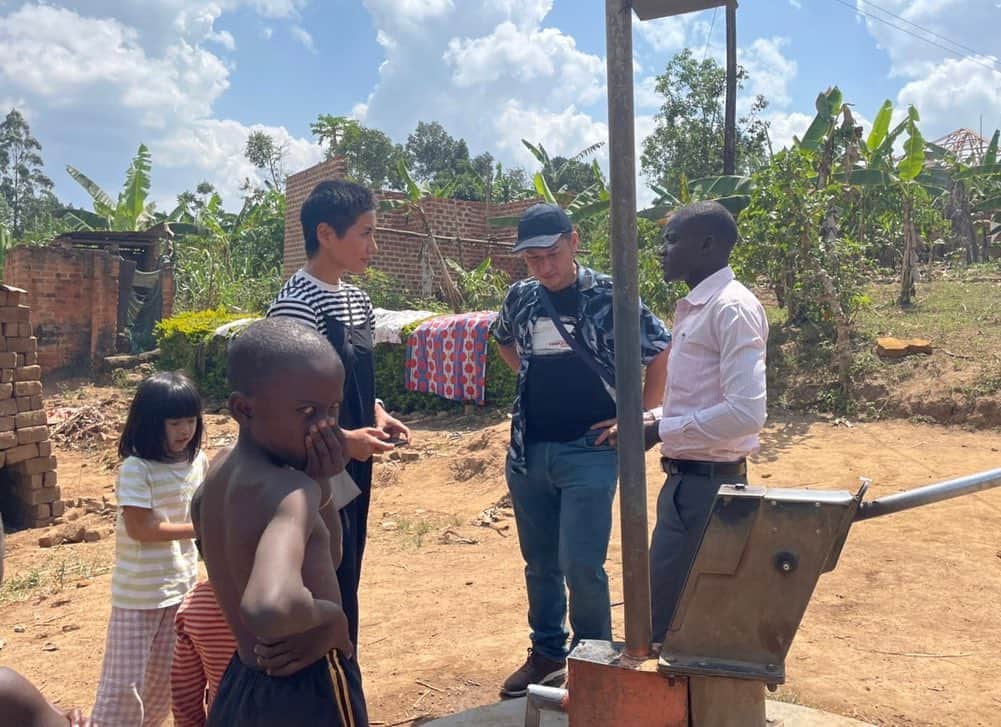 榎戸教子さんのインスタグラム写真 - (榎戸教子Instagram)「【ウガンダ】 安全な水が簡単に手に入る、 日本は特別な国。  井戸の維持管理システムを普及させ、 アフリカの水問題の解決に取り組む 坪井彩さんにお会いしました。  音声メディアVoicyでお話ししました。 写真と合わせてお聴きください。  『#87 ウガンダの水問題、そしてロレックスを食べる！？』 https://voicy.jp/channel/3482/574789  #uganda #africa #sunda #rolex #water #trip #worldtraveler」8月28日 7時38分 - noriko_enokido