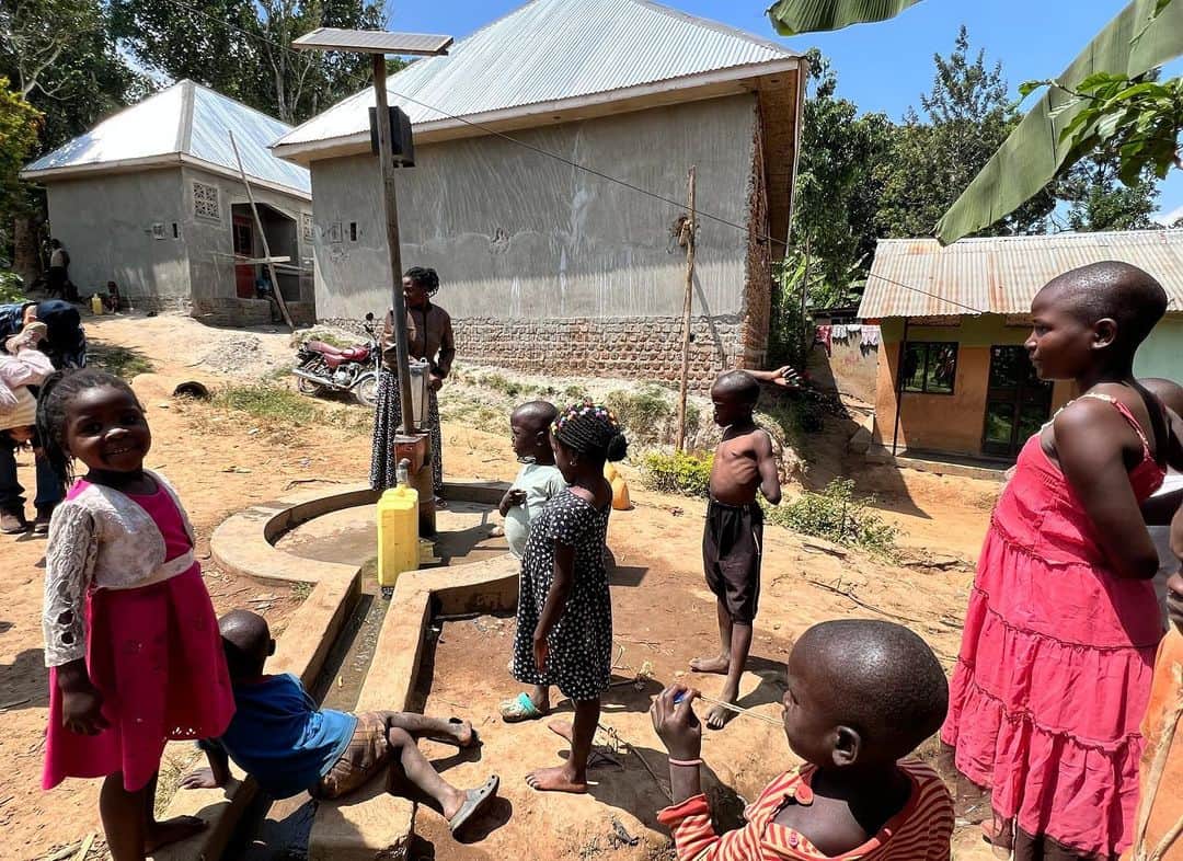 榎戸教子さんのインスタグラム写真 - (榎戸教子Instagram)「【ウガンダ】 安全な水が簡単に手に入る、 日本は特別な国。  井戸の維持管理システムを普及させ、 アフリカの水問題の解決に取り組む 坪井彩さんにお会いしました。  音声メディアVoicyでお話ししました。 写真と合わせてお聴きください。  『#87 ウガンダの水問題、そしてロレックスを食べる！？』 https://voicy.jp/channel/3482/574789  #uganda #africa #sunda #rolex #water #trip #worldtraveler」8月28日 7時38分 - noriko_enokido