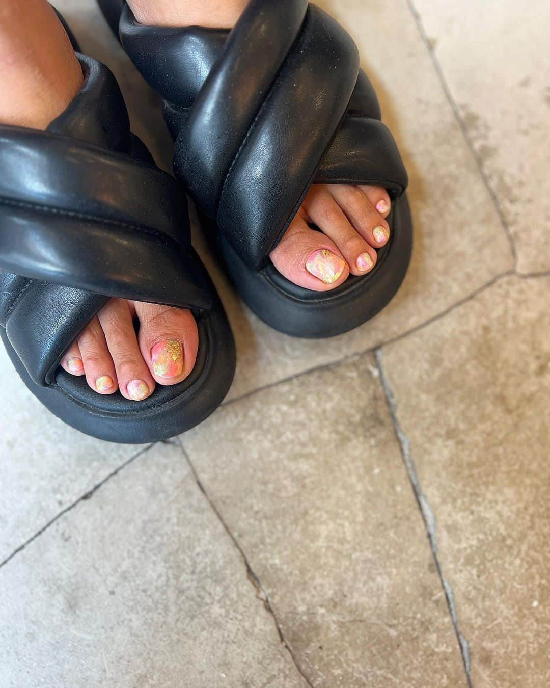 Kana Kobayashiさんのインスタグラム写真 - (Kana KobayashiInstagram)「#footnail #pedicure #ネオンカラー #marble #ネイル #ネイルデザイン #ネイルアート #フットネイル」8月28日 7時35分 - anela_kana