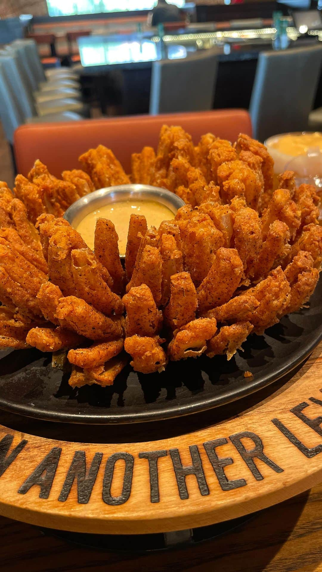 Outback Steakhouseのインスタグラム：「Comment a 🧅 if you love the #bloominonion ❤️ #Outbacksteakhouse」