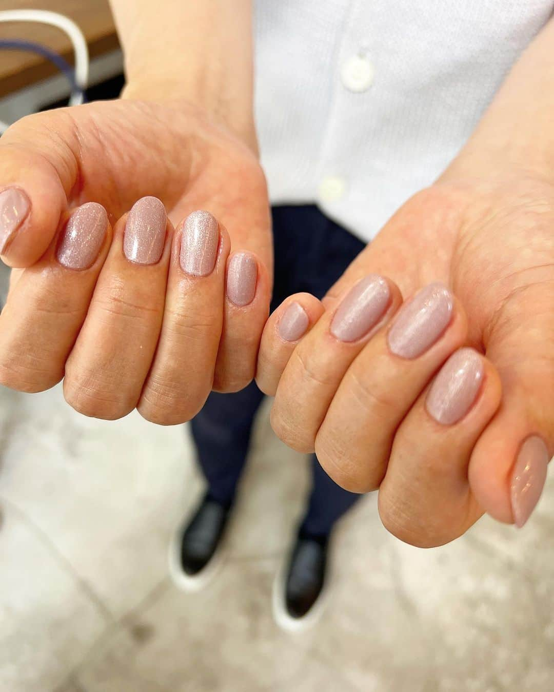 Kana Kobayashiさんのインスタグラム写真 - (Kana KobayashiInstagram)「#マグネットネイル #キラキラ #ネイル #シンプルネイル #ワンカラーネイル #nail #magnet #🧲」8月28日 7時46分 - anela_kana