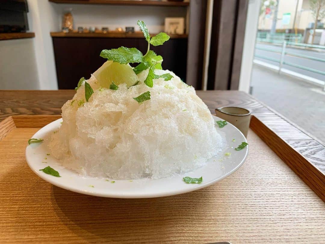 原田麻子のインスタグラム：「モヒート  去年のモヒートとはまた違う感じ、 シンプルにモヒートシロップとフレッシュミント、ライムという潔い構成がすてき。  モヒートがめちゃくちゃ美味しいから味変とかいらんのよね、 あっという間に完食。  ミントかみかみしながら食べるの好きだから、ミントがたっぷりでうれしい。  美しい仕上げもさすが…  #かき氷#かき氷🍧#おやつ#ごはん#sweets#shaveice#東京かき氷」