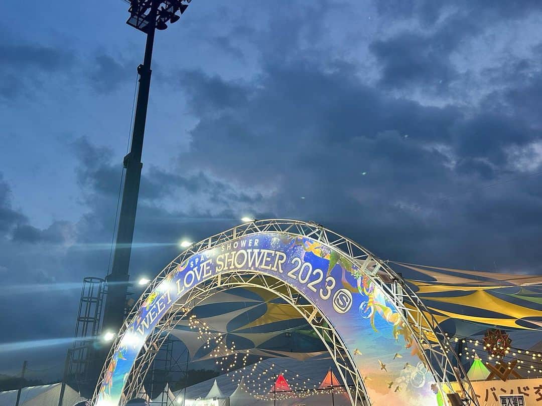 のインスタグラム：「「SPACE SHOWER SWEET LOVE SHOWER 2023」 を観に行かせていただきました！行けて本当よかったです！今日の日を忘れません！  #ラブシャ #ラブシャ2023  #フィアットパンダで1人で行った #関係者スペース案内してもらったけど #アーティストの人達が普通にいるから緊張で無理だった #ラブシャのオブジェだけ撮ってすぐ出た #いつか普通に過ごせるように」