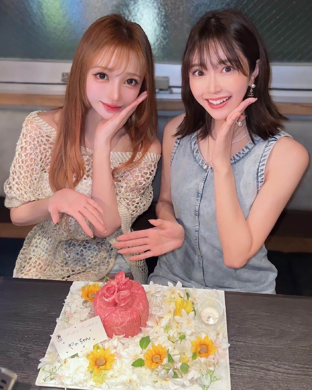 真優川咲のインスタグラム：「#🍽️#🥩#🐂#🎂#🥂 ✨  大天使🪽矢野ちゃん👼 の #お誕生日& #結婚おめでとう の会🎉🥰  ってことで大好きな #うしごろ  【 @ushigoro_yakiniku 】でお祝いしたよ🩷 今回は初めて #うしごろバンビーナ恵比寿ヒルトップ店 へ行って  #アニバーサリーコース 🎉とゆう 可愛くて豪華な #肉ケーキ のついてるコースを 頂いたのだけどお肉１つ１つが想像以上のクオリティで 全部が美味し過ぎました🥩🤤🧡  ひたすら食べて語って飲んで仲良く眠って😴笑笑 本当に楽しい1日すぎた🥳🫶✨  毎年お祝いができて嬉しぃ☺️💕 いくつになってもお祝いさせてね😘🥂  幸せいっぱいなトシになりますよーに🤗💖 #幸あれ #Love #friends #happy #birthday #ushigoro #恵比寿焼肉 #焼肉女子会 #焼肉デート 💋」