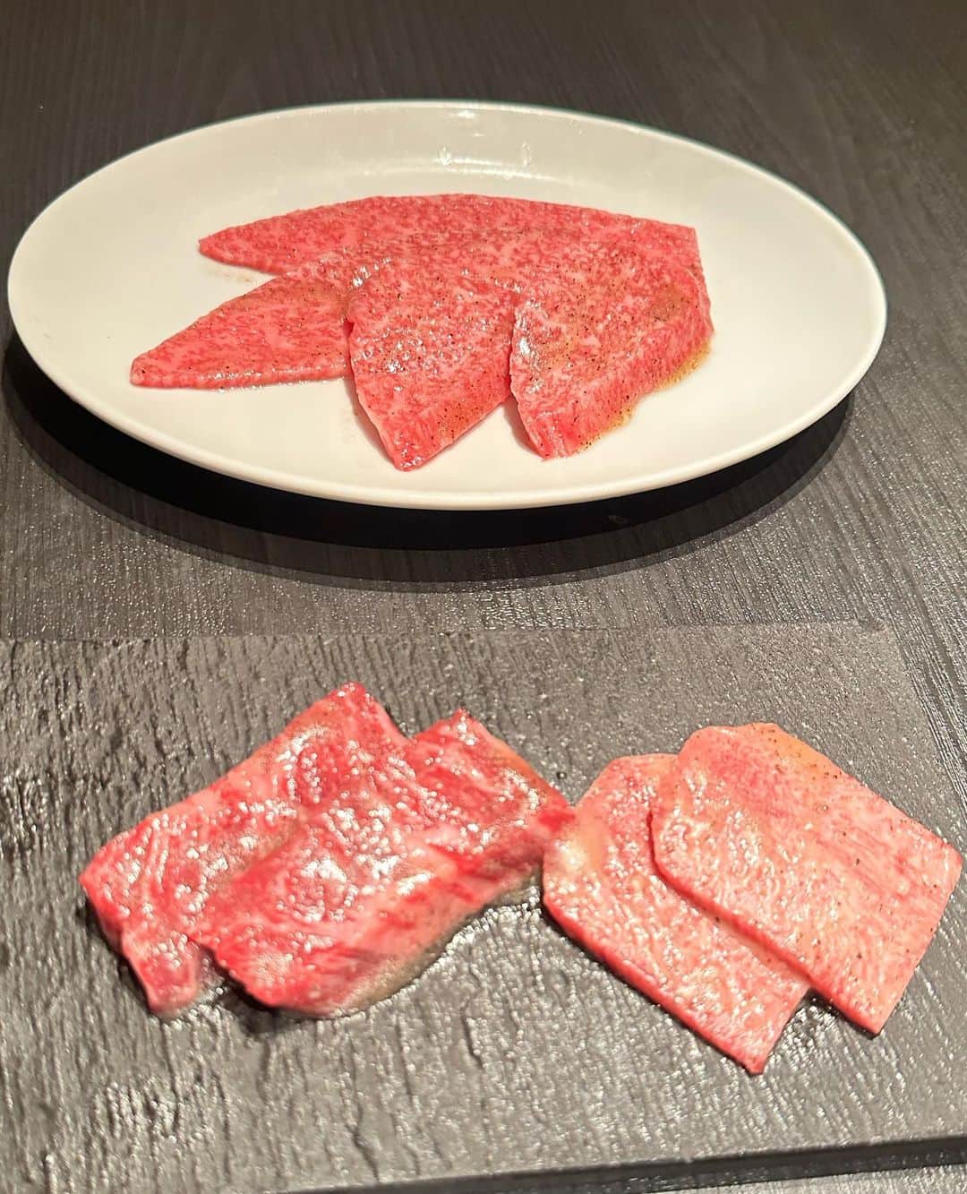 真優川咲さんのインスタグラム写真 - (真優川咲Instagram)「#🍽️#🥩#🐂#🎂#🥂 ✨  大天使🪽矢野ちゃん👼 の #お誕生日& #結婚おめでとう の会🎉🥰  ってことで大好きな #うしごろ  【 @ushigoro_yakiniku 】でお祝いしたよ🩷 今回は初めて #うしごろバンビーナ恵比寿ヒルトップ店 へ行って  #アニバーサリーコース 🎉とゆう 可愛くて豪華な #肉ケーキ のついてるコースを 頂いたのだけどお肉１つ１つが想像以上のクオリティで 全部が美味し過ぎました🥩🤤🧡  ひたすら食べて語って飲んで仲良く眠って😴笑笑 本当に楽しい1日すぎた🥳🫶✨  毎年お祝いができて嬉しぃ☺️💕 いくつになってもお祝いさせてね😘🥂  幸せいっぱいなトシになりますよーに🤗💖 #幸あれ #Love #friends #happy #birthday #ushigoro #恵比寿焼肉 #焼肉女子会 #焼肉デート 💋」8月28日 7時51分 - saki_411