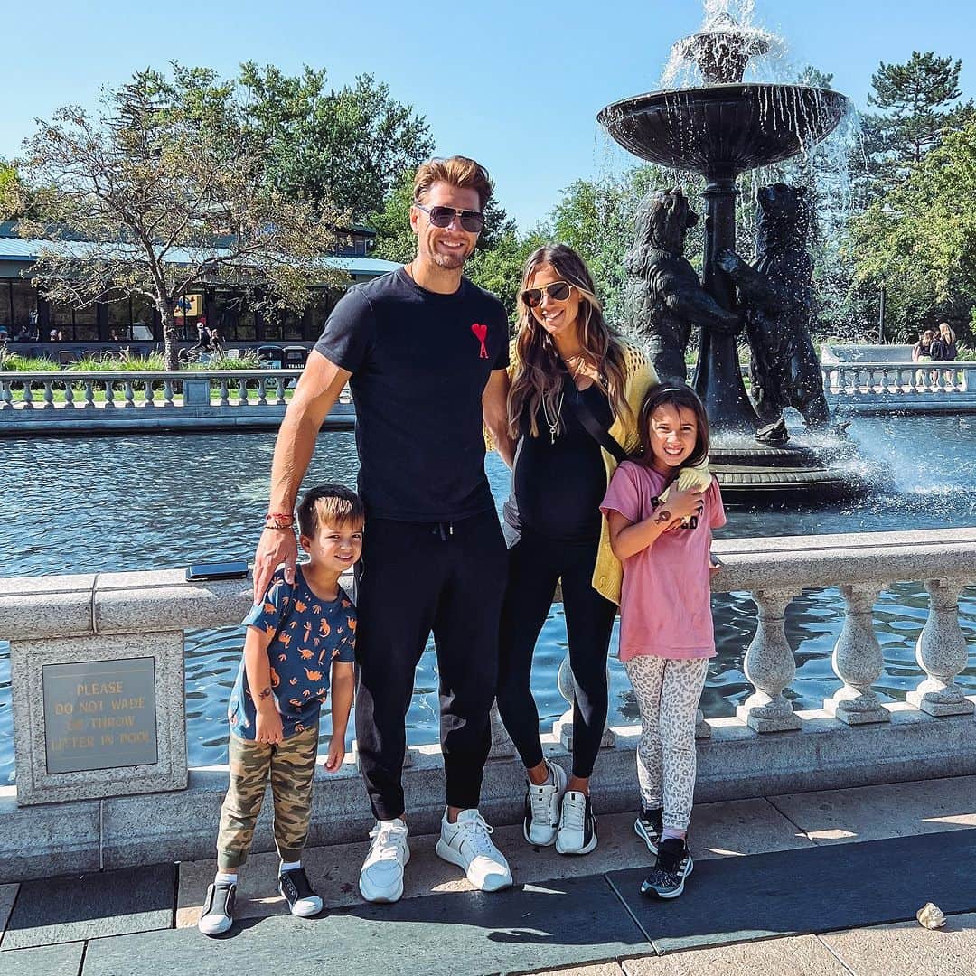 ジャナ・クレイマーのインスタグラム：「Family fun in Michigan 💙」