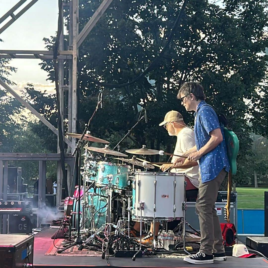 リヴァース・クオモのインスタグラム：「Boise, ID 8-26-23. Scooted back up north to bring some rock to the links. We had fun baking in the sun with you all.  See you in a few, Salt Lake City.」