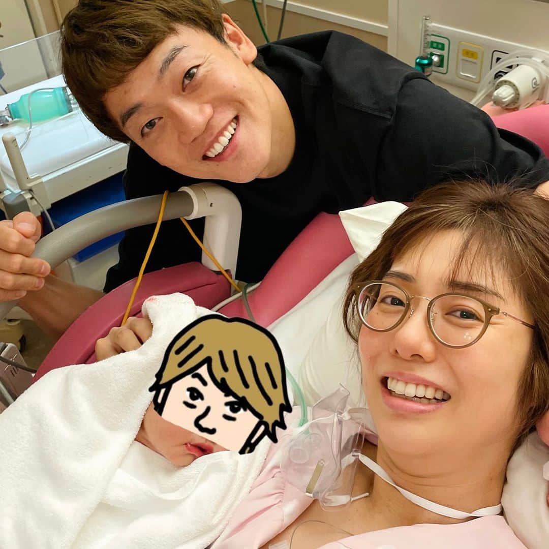 おばたのお兄さんのインスタグラム：「【ご報告♡】 8月27日に妻との間に第一子となる男の子が誕生しました！元気な元気な3508gです。名前はまだナイショです🤫 仕事のスケジュール的にほぼ諦めていた立ち会いも叶いました。とにかく母子共に健康なのでそれが一番です！ここまで頑張ってくれた妻を最高に労いたいと思います。この立ち会いまでの話も色々ありまくりで今夜のYouTubeで話しています。 舞台【千と千尋の神隠し】の皆さん、みんなからの『安産祈願』効果あり過ぎでした！本当に心から感謝。 そして、親父の千秋楽日を見計らって次の仕事までの間に出て来てくれた息子よ、、、既にデキ男過ぎるよ。ありがとう。 家族3人、仲良く明るく頑張っていきますので、今後とも宜しくお願い致します！ #家族 #千と千尋の神隠し #やべっ #ハク役の2人から貰ってなかった #ハク様ーーーーーーーーー🐸」