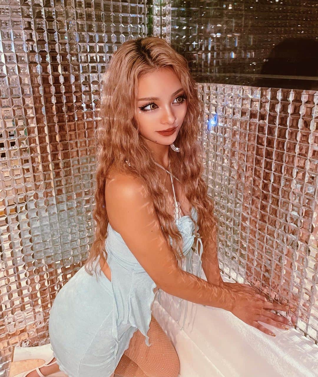 小田愛実（まぁみ）のインスタグラム：「大阪nutsnight来てくれた方ありがとう🪽🪽 大阪の方ノリ良くてとっても楽しかった😳  今回はメイクもドレスも外国人っぽくしたかったんだけど 海外の女の子にみえる？？🥀💎🤍🩵」