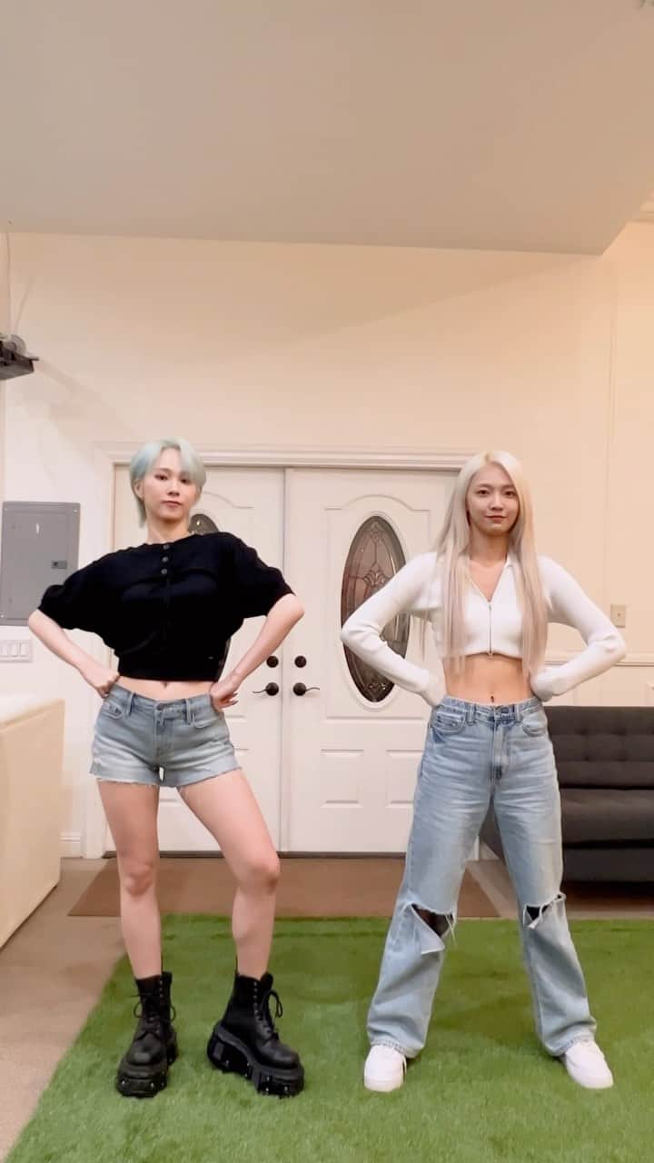 EVERGLOWのインスタグラム：「FOREVER 준비됐어? 비트 주세요💃 #EVERGLOW #에버글로우 #미아 #MIA #온다 #ONDA」
